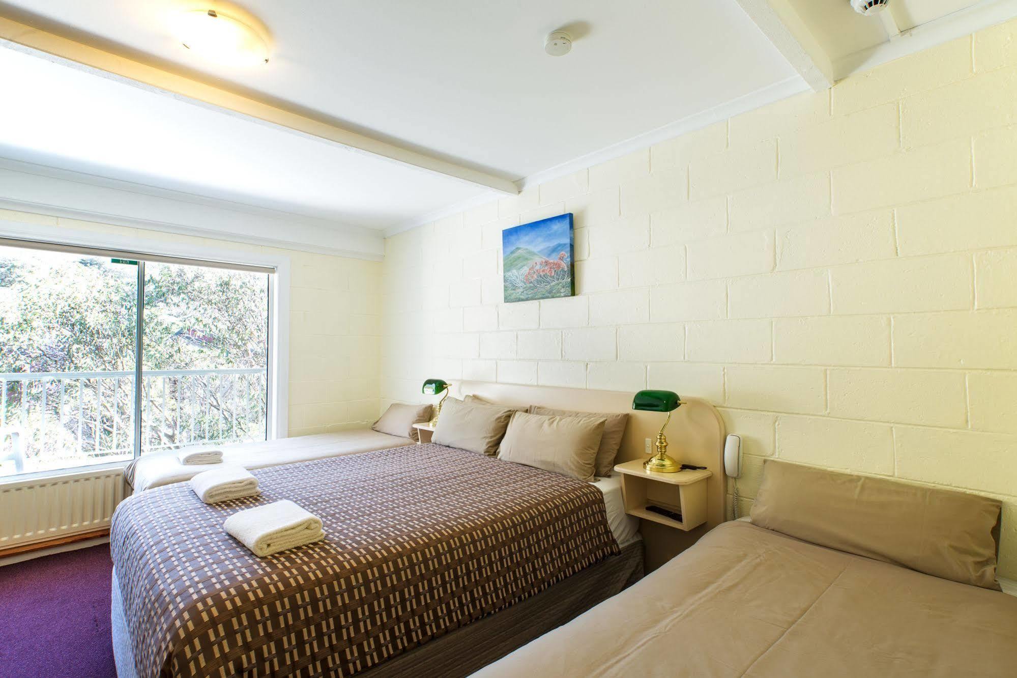 Falls Creek Hotel Екстер'єр фото